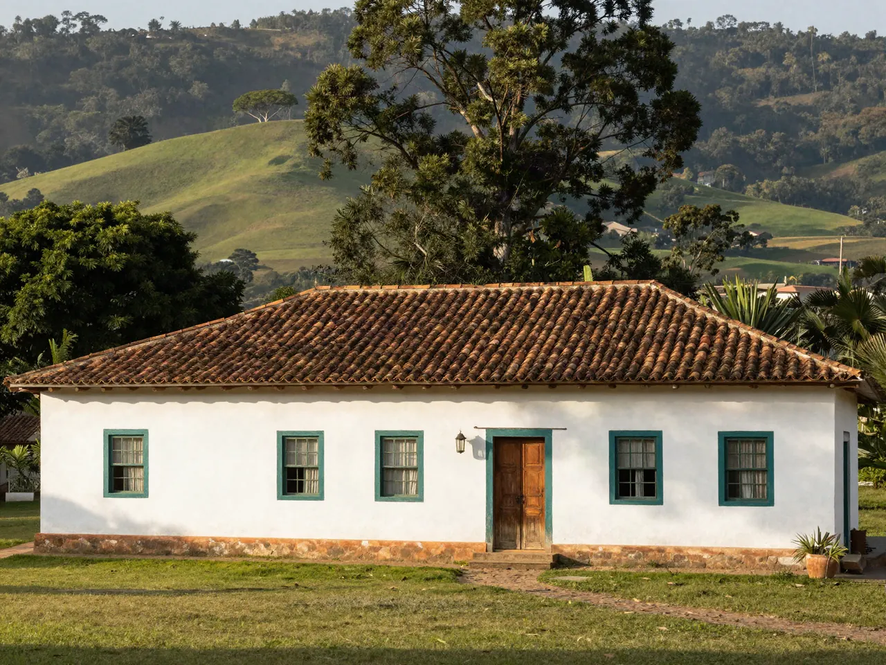 Casa campestre de tejas de barro rodeada de montañas verdes