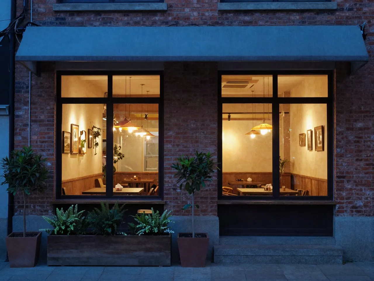 Sitio para restaurante: fachada iluminada de noche