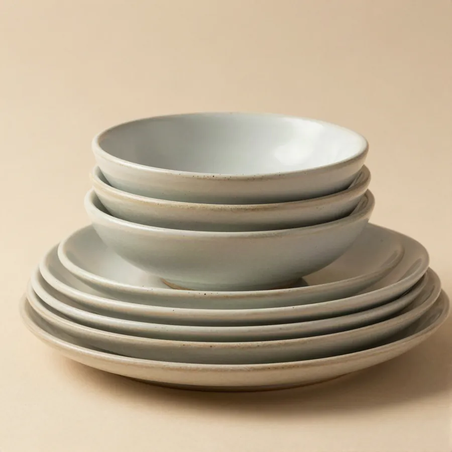 Juego de platos y cuencos de gres moteado